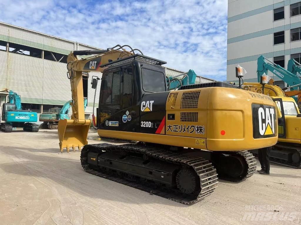 CAT 320 D حفارات زحافة