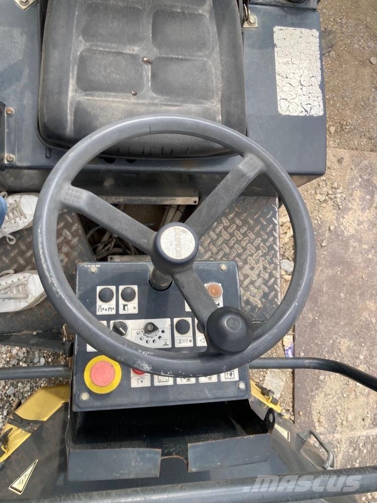 Bomag BW 100 AD-3 مداحل ثنائية الاسطوانة