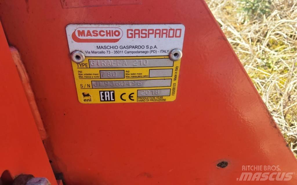 Maschio Giraffa 210 جزازات وأغطية المراعي