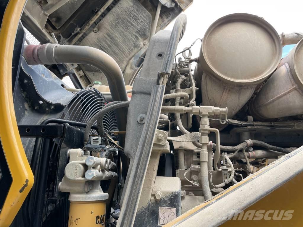 CAT 972M لوادر بعجل