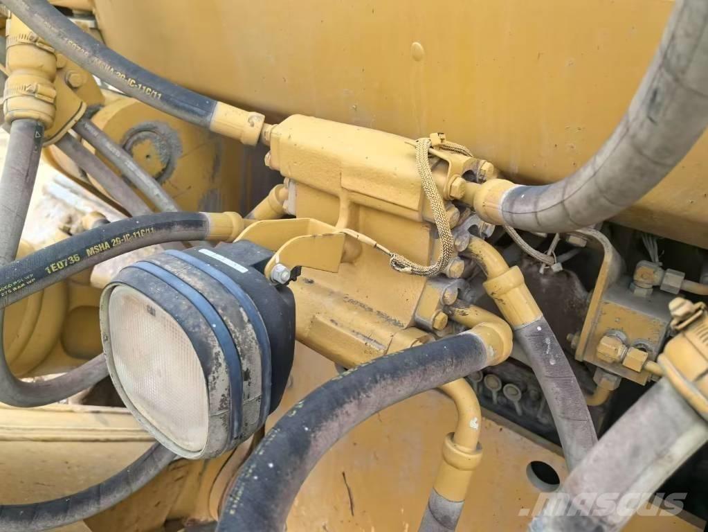 CAT D 8 T بلدوزرات مجنزرة