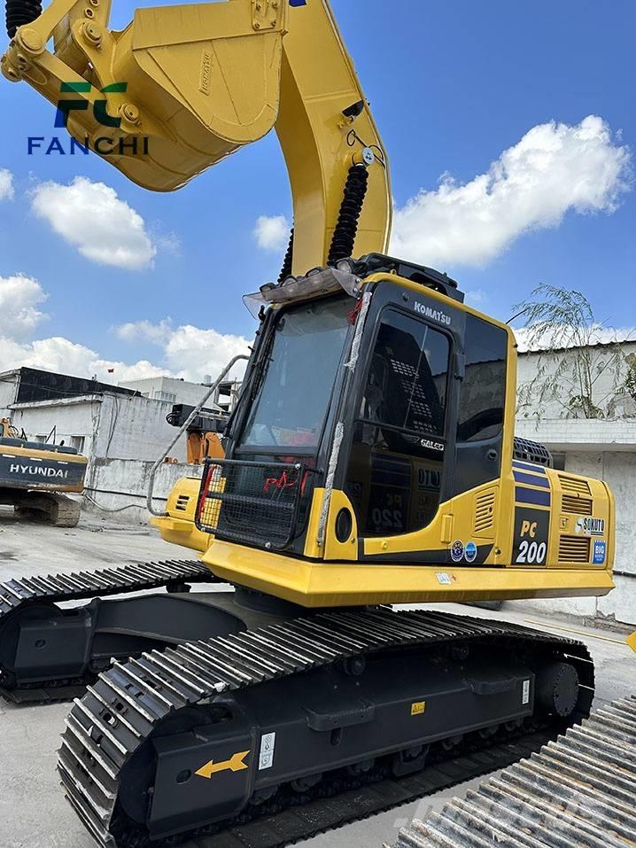 Komatsu PC 200-8 حفارات زحافة