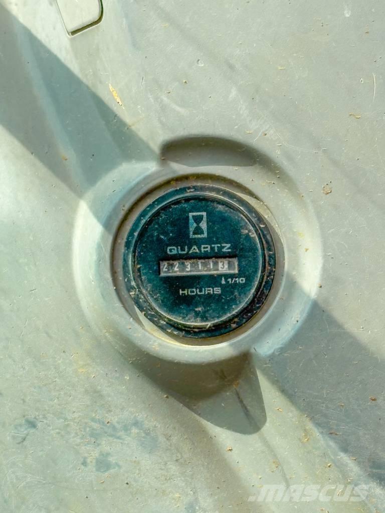 New Holland E 245 B حفارات زحافة