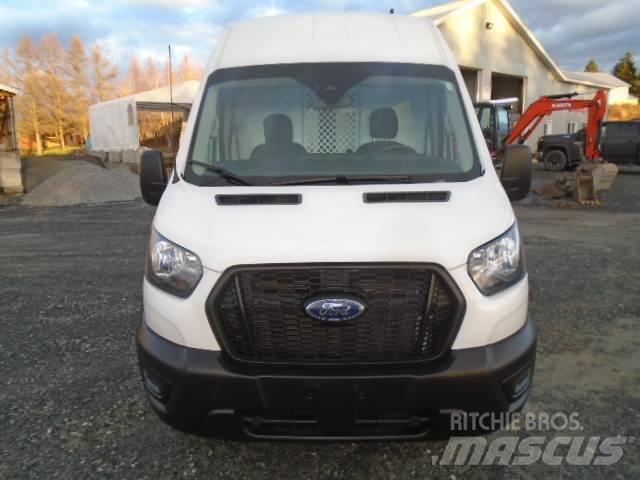 Ford Transit 250 شاحنة مقفلة