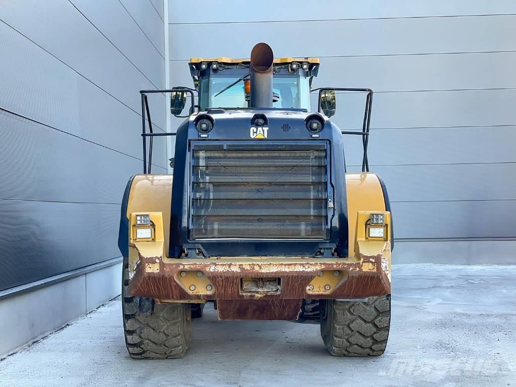 CAT 972M لوادر بعجل