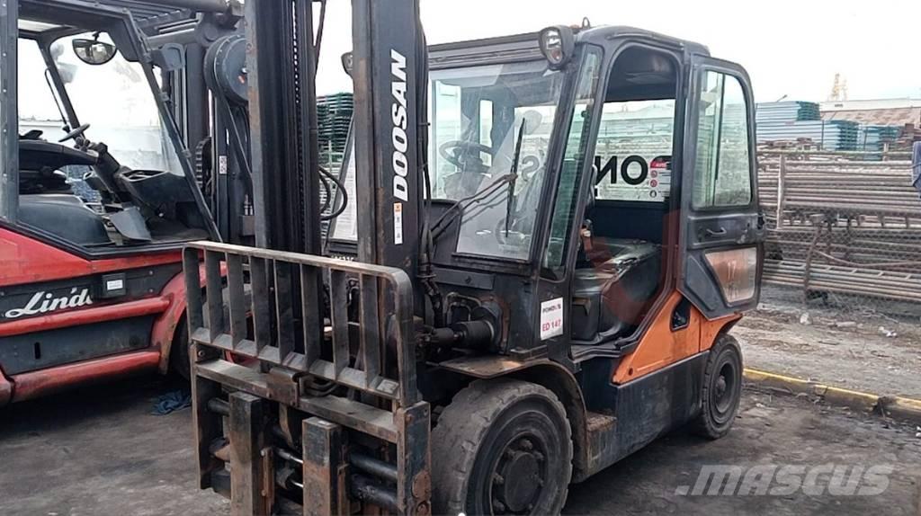 Doosan D 40 SC-7 شاحنات الديزل
