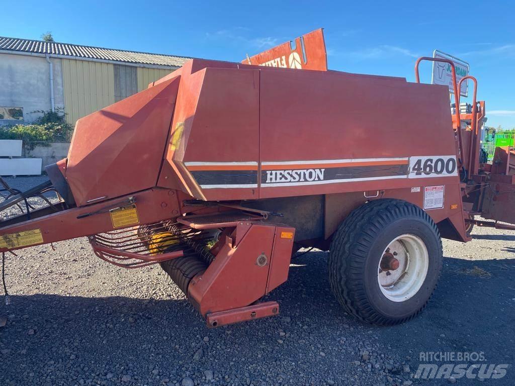 Hesston 4600 محزمات مربعة