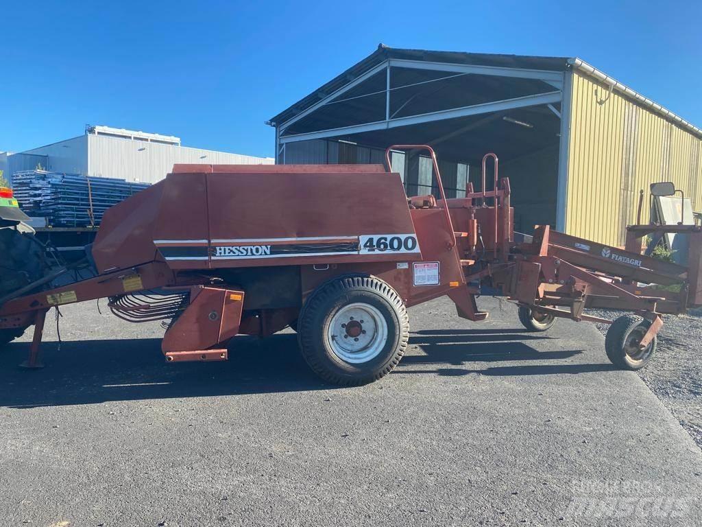 Hesston 4600 محزمات مربعة