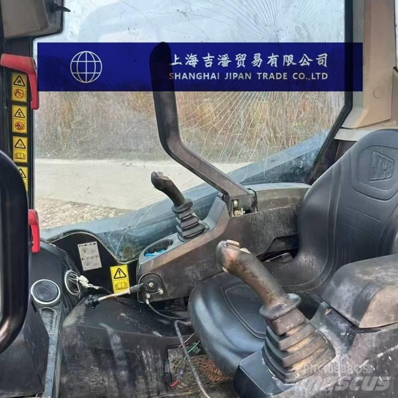 JCB 155 لوادر انزلاقية التوجيه