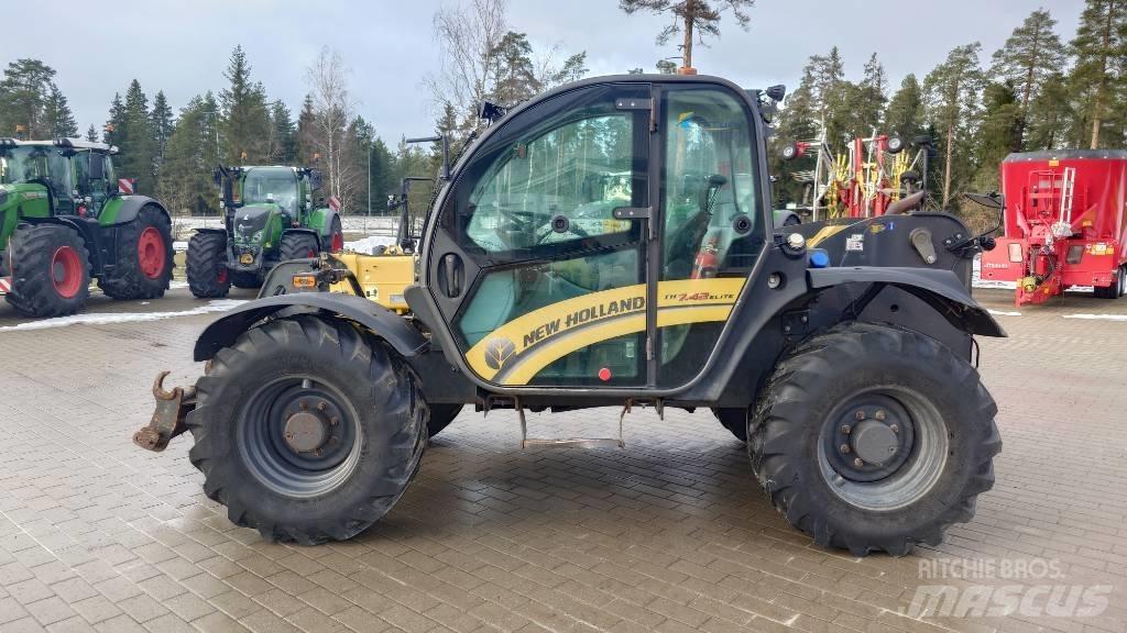 New Holland TH 7.42 مناولات متداخلة