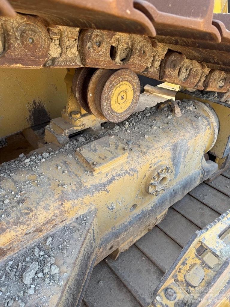CAT D 6 T LGP بلدوزرات مجنزرة