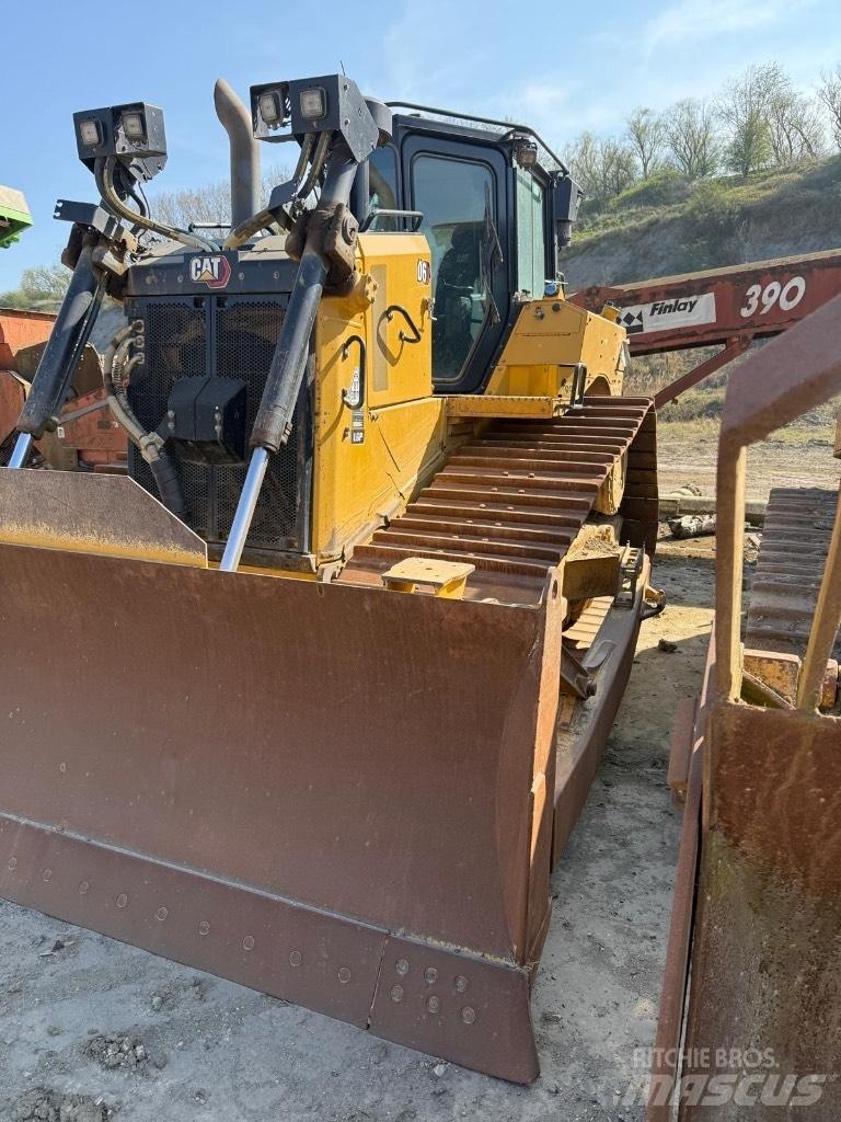 CAT D 6 T LGP بلدوزرات مجنزرة