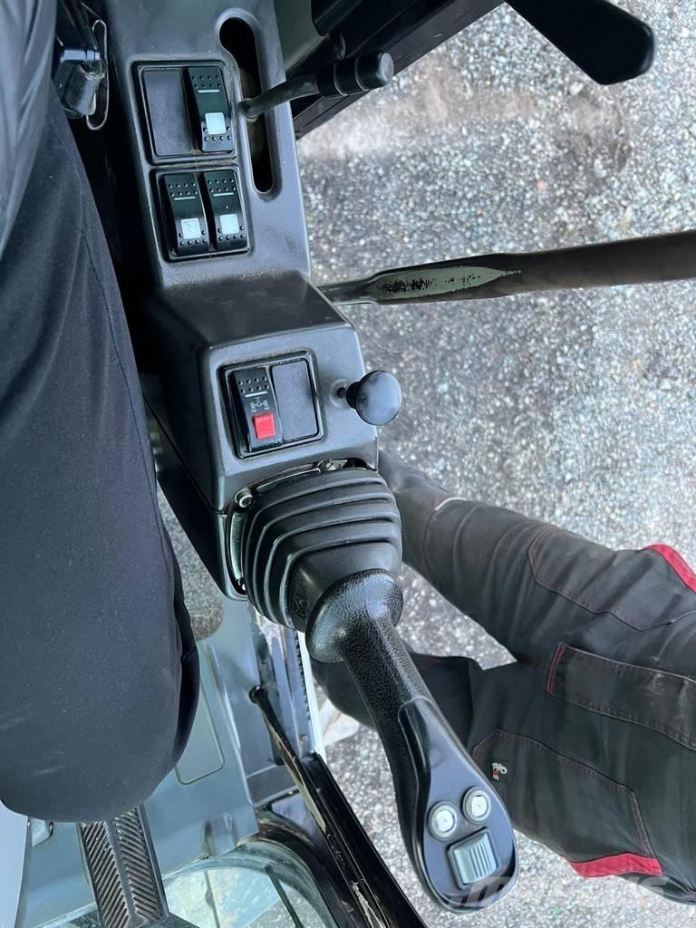 CAT M 313 D حفارات بعجل