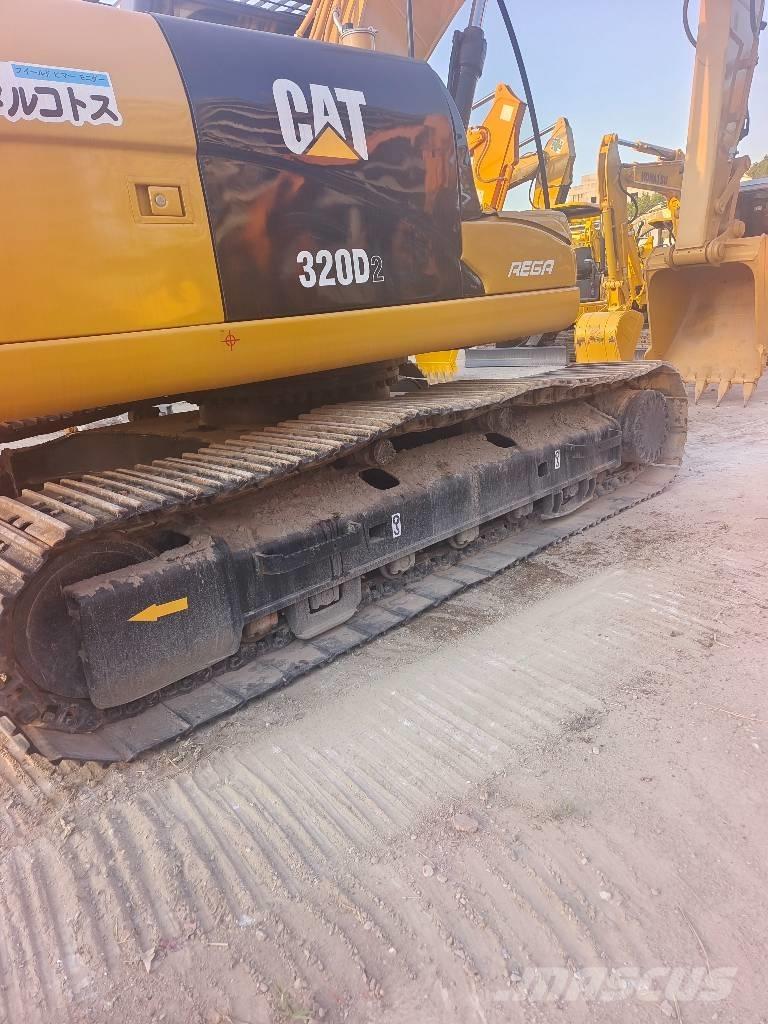 CAT 320 D حفارات زحافة