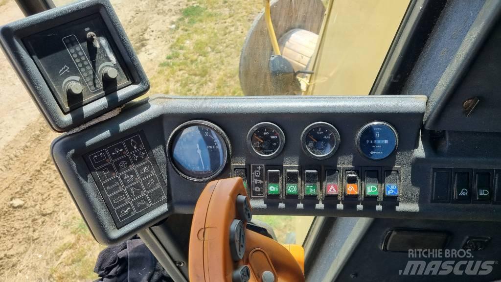 New Holland TC 56 حصادات