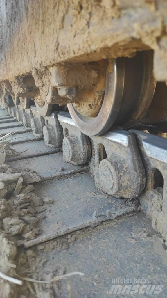 CAT D 6 R بلدوزرات مجنزرة