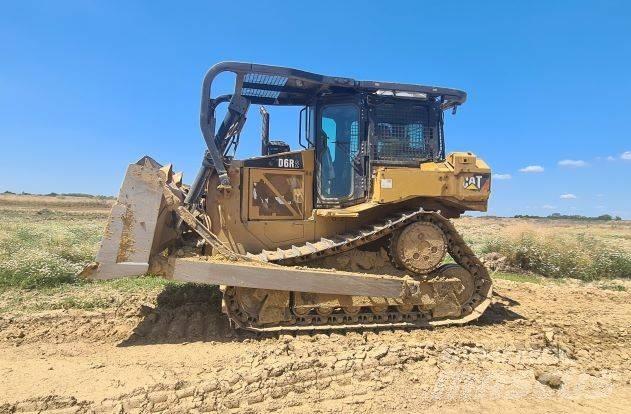 CAT D 6 R بلدوزرات مجنزرة