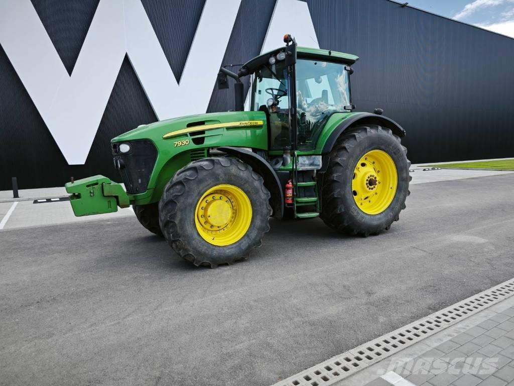 John Deere 7930 الجرارات
