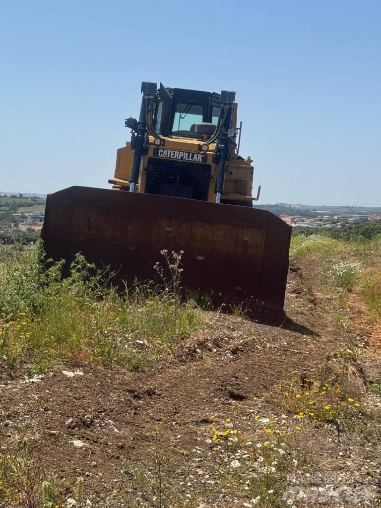 CAT D 6 T XL بلدوزرات مجنزرة