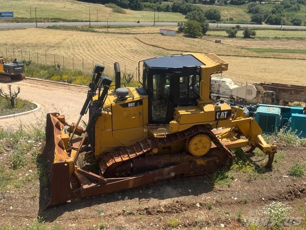 CAT D 6 T XL بلدوزرات مجنزرة