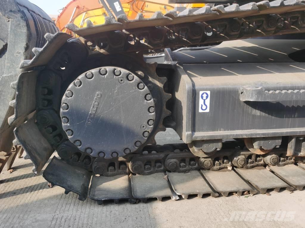 Volvo EC 250 D L حفارات زحافة