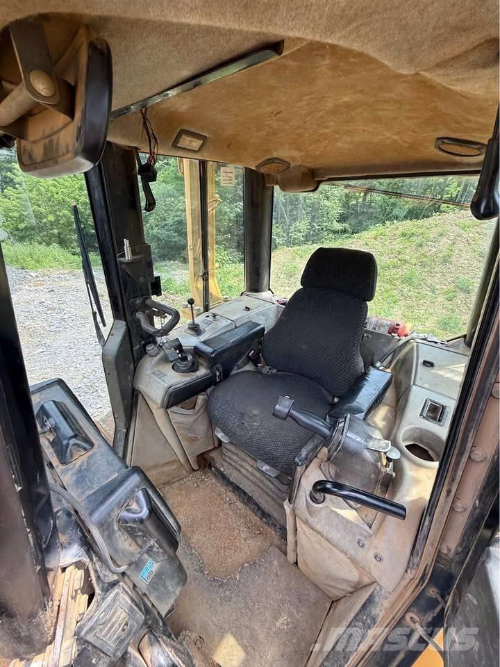 CAT D 6 N XL بلدوزرات مجنزرة