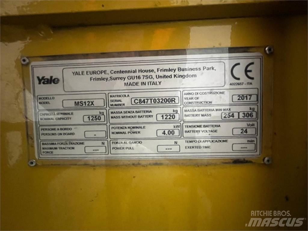Yale MS12X معدات التكديس الجوالة
