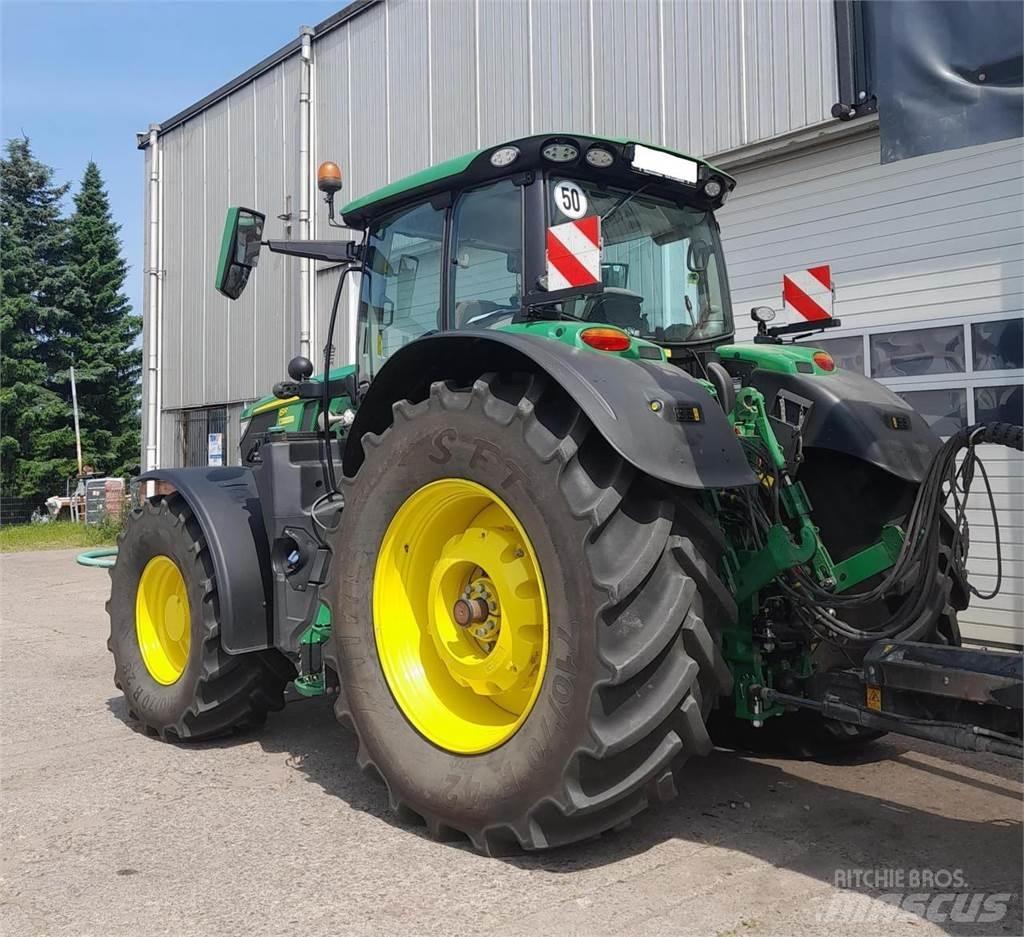 John Deere 6R 215 الجرارات