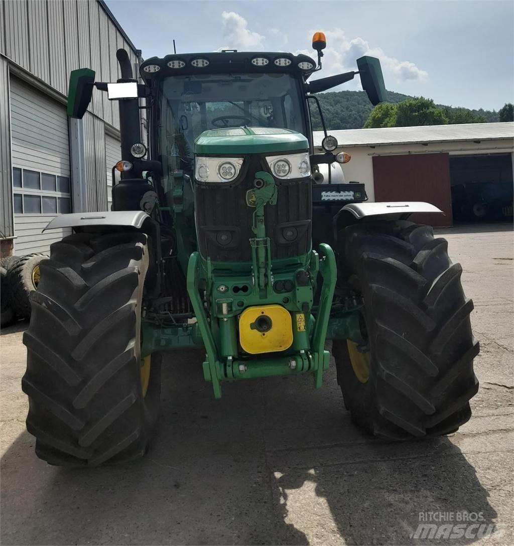John Deere 6R 215 الجرارات