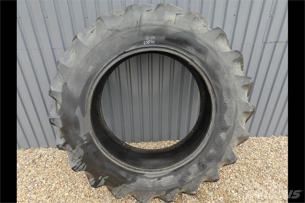 Ford 8240 Tire الإطارات والعجلات والحافات