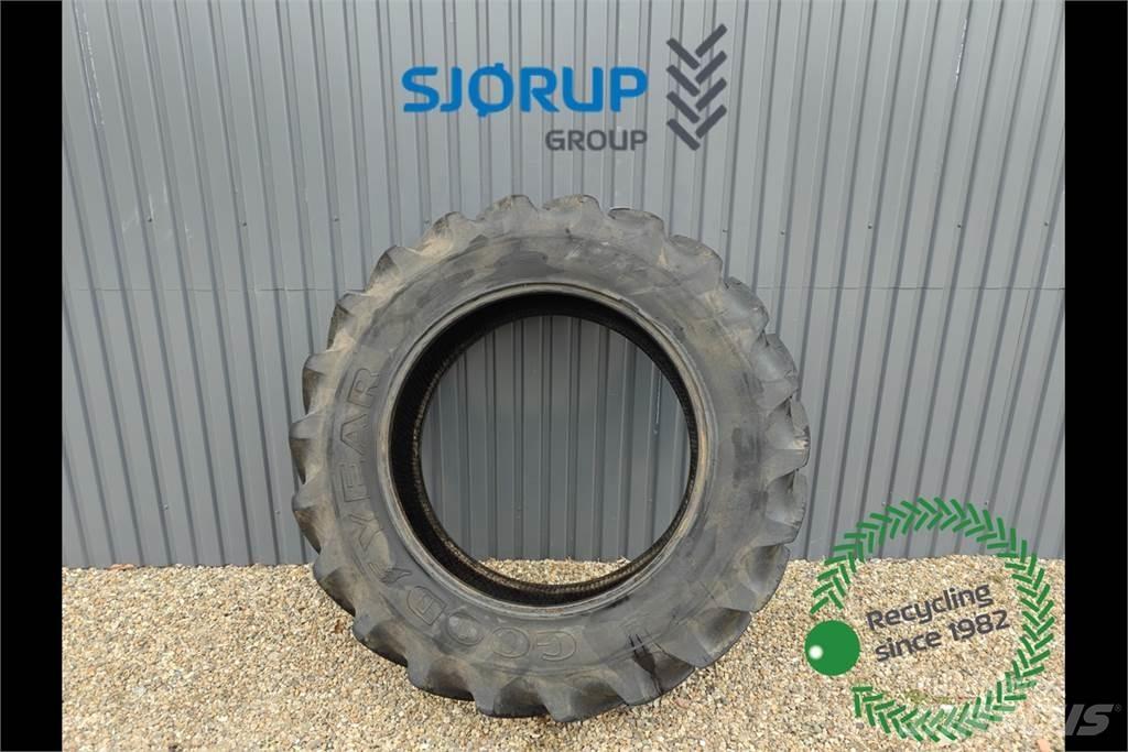 Ford 8240 Tire الإطارات والعجلات والحافات