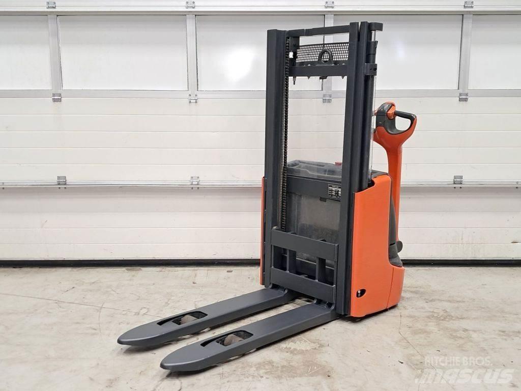 Linde L10B معدات التكديس الجوالة