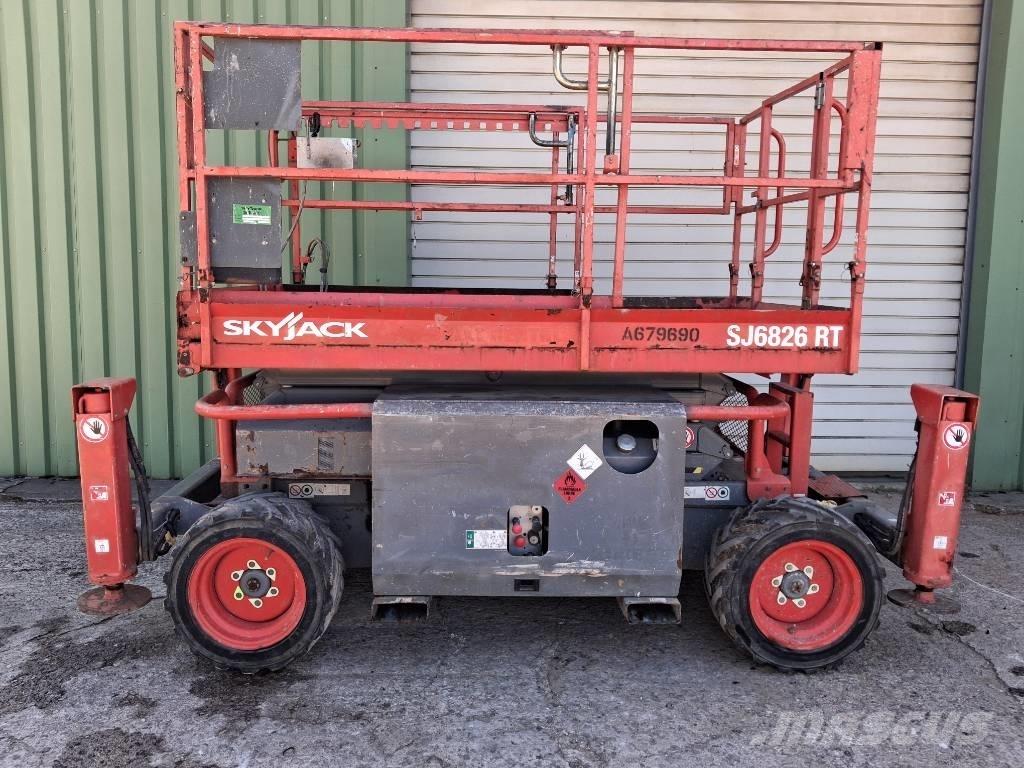 SkyJack SJ 6826 RT رافعات مقصية الشكل