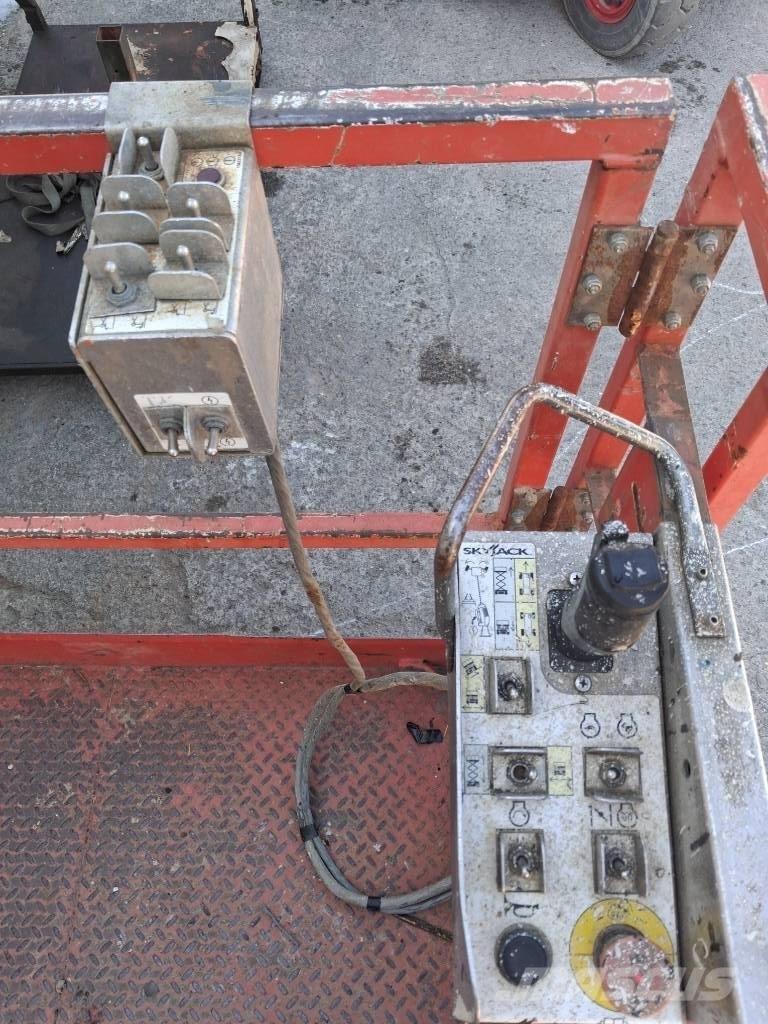 SkyJack SJ 6826 RT رافعات مقصية الشكل