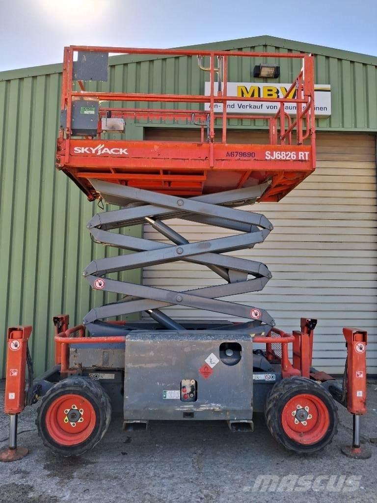 SkyJack SJ 6826 RT رافعات مقصية الشكل