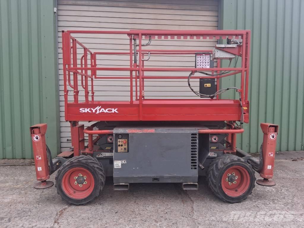 SkyJack SJ 6826 RT رافعات مقصية الشكل