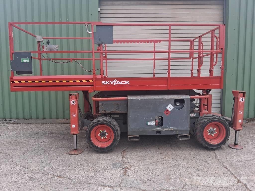 SkyJack SJ 6826 RT رافعات مقصية الشكل