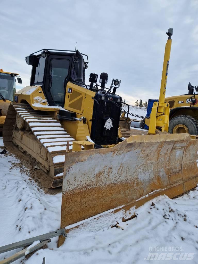 CAT D 5 بلدوزرات مجنزرة