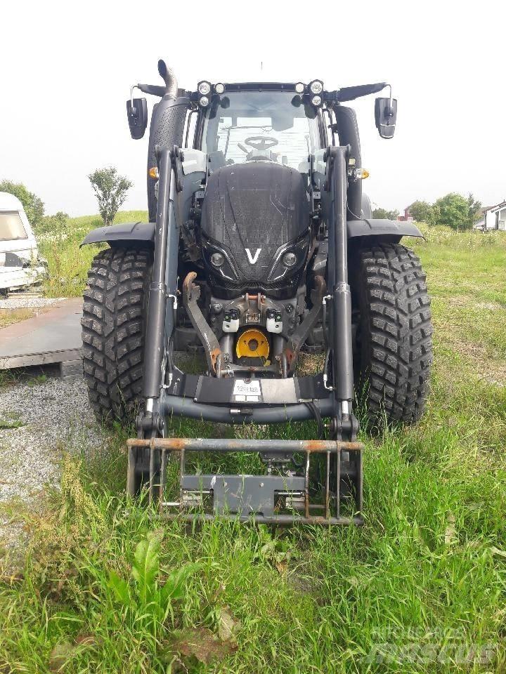 Valtra T 254 الجرارات