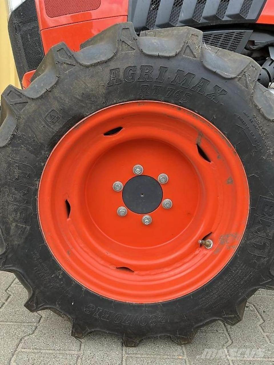 Kubota L1552 HST الجرارات