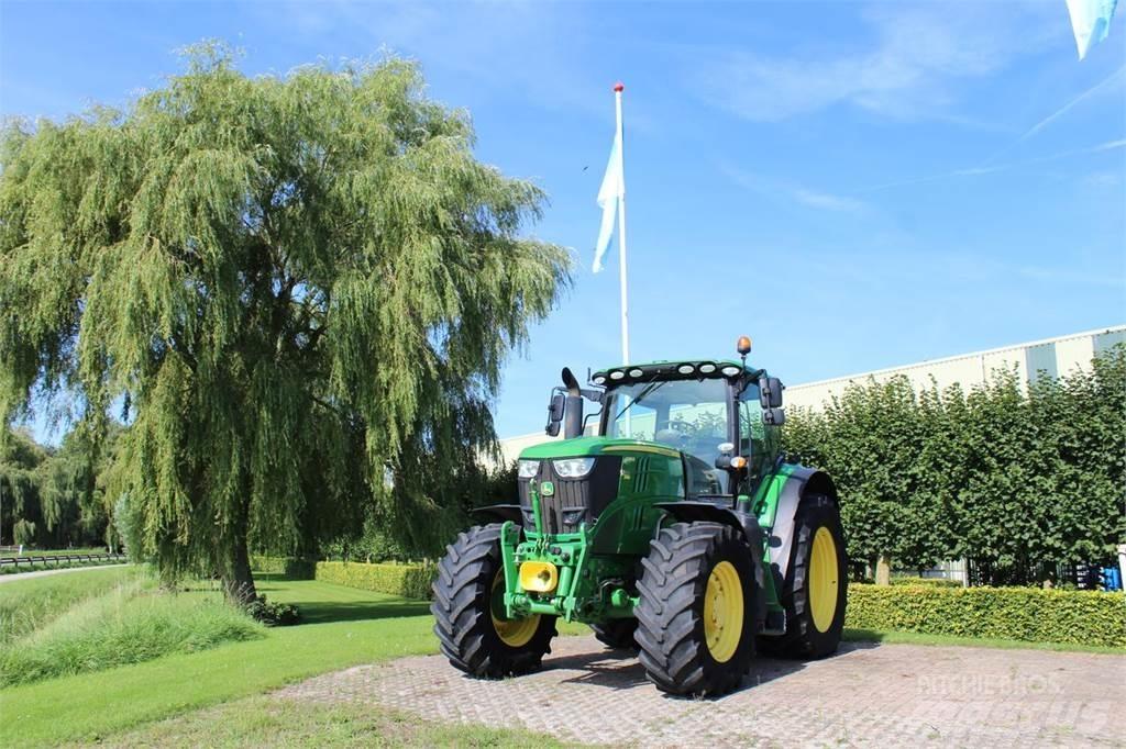 John Deere 6215R الجرارات