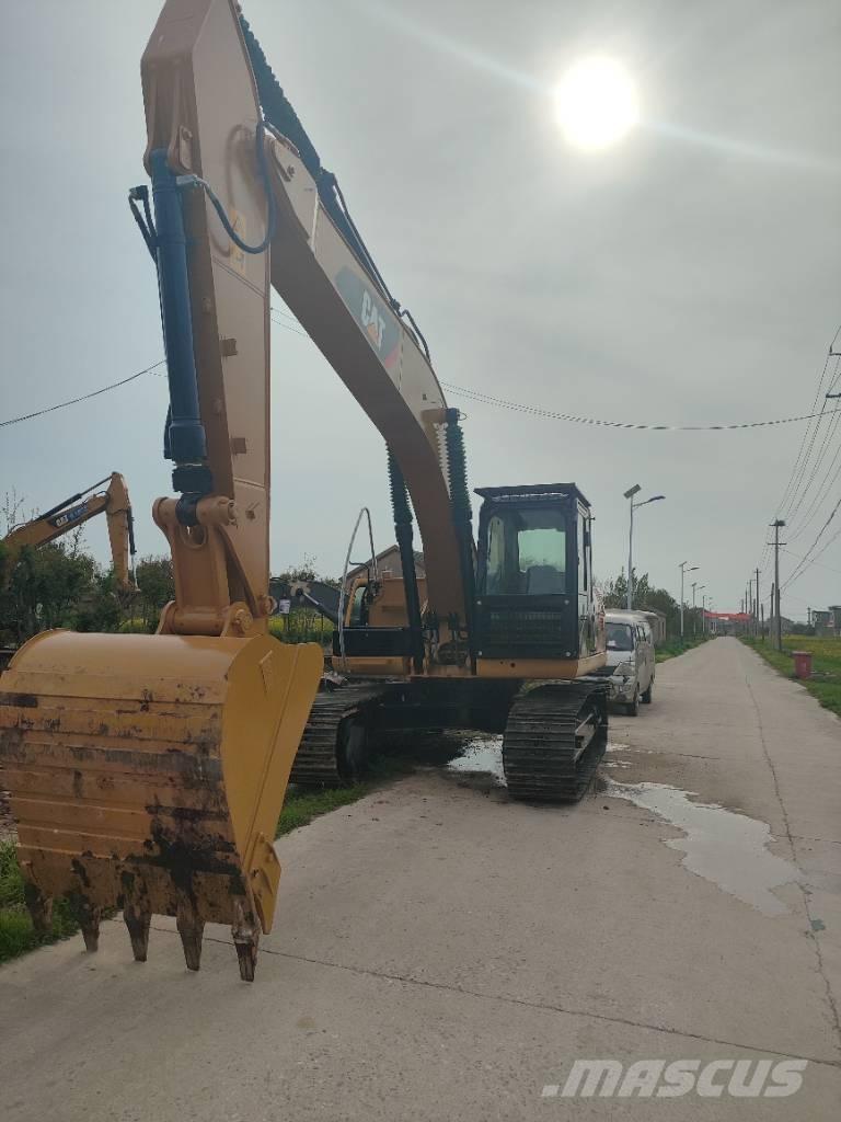 CAT 320 D حفارات زحافة