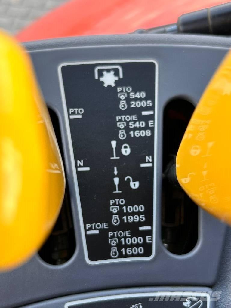 Kubota M 7153 الجرارات