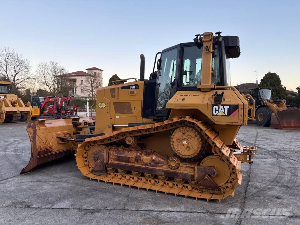 CAT D 6 N XL بلدوزرات مجنزرة