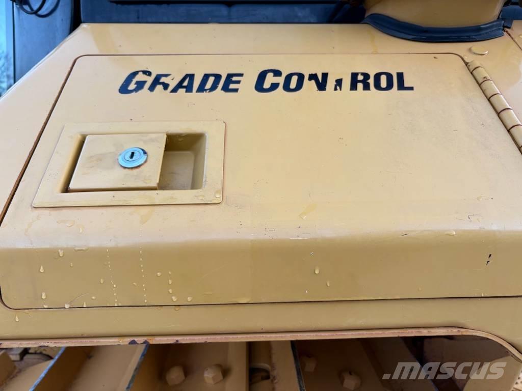 CAT D 6 N XL بلدوزرات مجنزرة