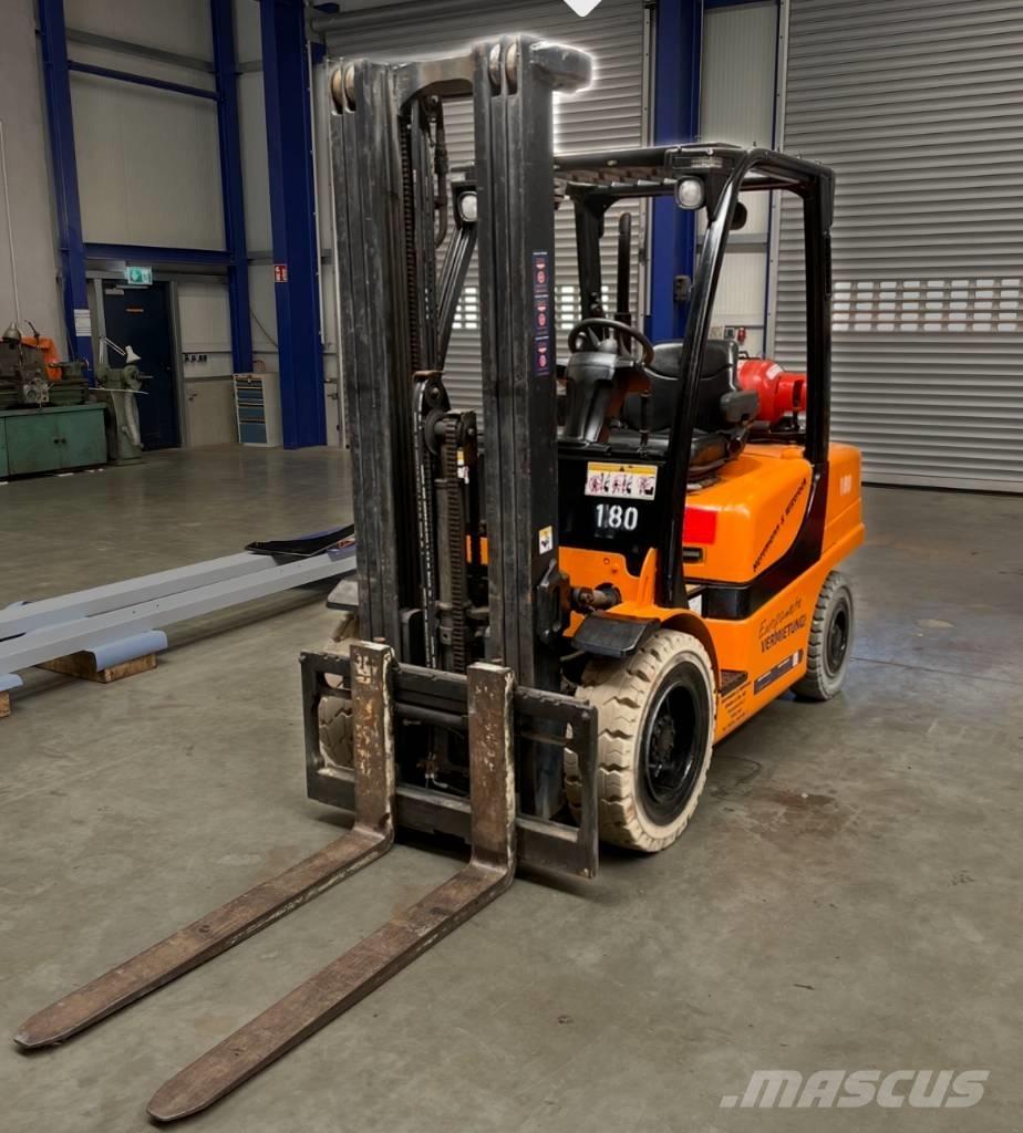 Yale GLP 35 VX شاحنات LPG