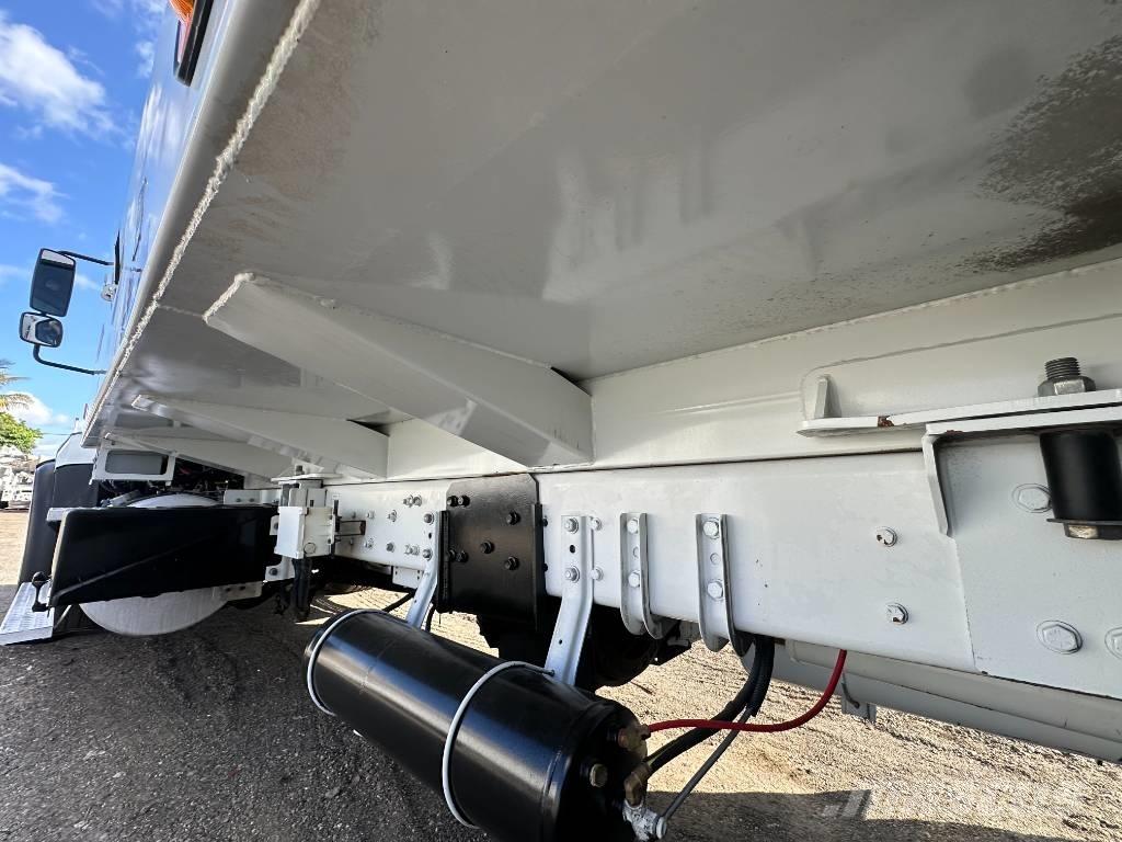 Freightliner 114 SD شاحنات المخلفات