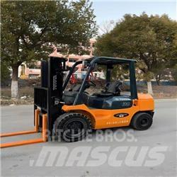 Toyota 7 FDN 30 شاحنات الديزل