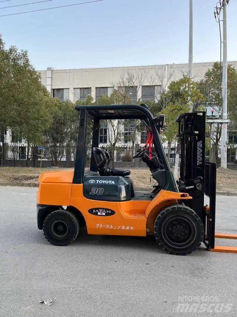 Toyota 7 FDN 30 شاحنات الديزل