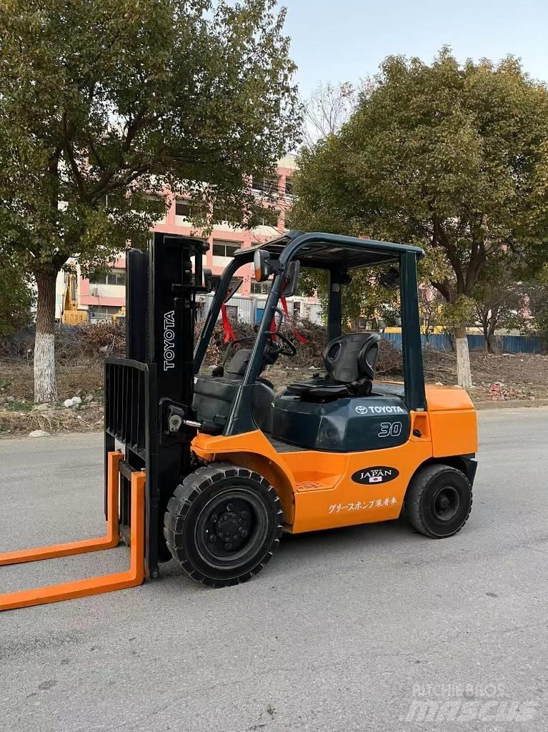 Toyota 7 FDN 30 شاحنات الديزل